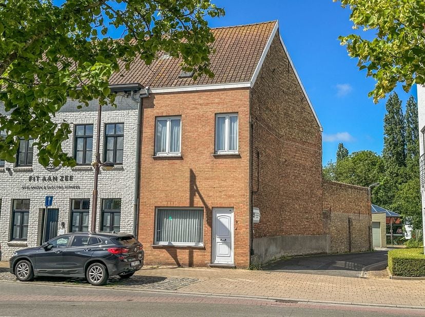 Rijwoning met renovatiepotentieel nabij de talrijke handelszaken van Oostduinkerke-dorp. Indeling: woonkamer, keuken, 3 slaapkamers, badkamer, apart t