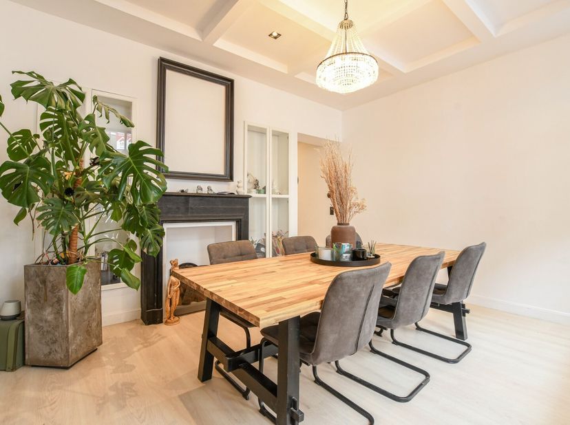 In het centrum van Blankenberge vindt u dit charmante en instapklare herenhuis met een bewoonbare oppervlakte van 190 m². De woning combineert authent