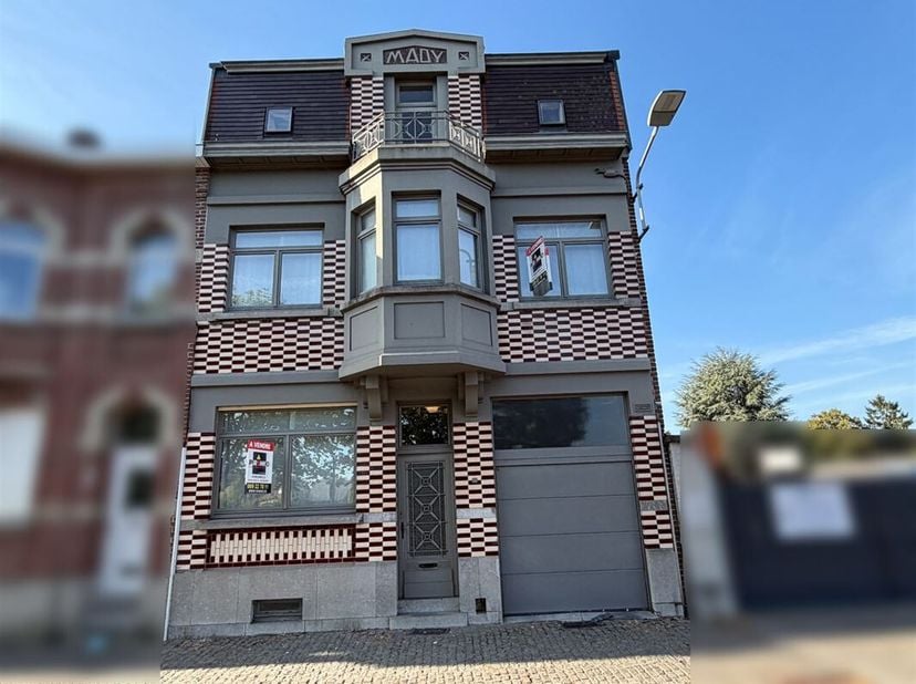 Spacieuse maison bourgeoise, érigée sur une parcelle de 3 ares 90ca, sise à Péruwelz. <br />
Cette vaste maison, à moderniser, comprend au rez-de-chau