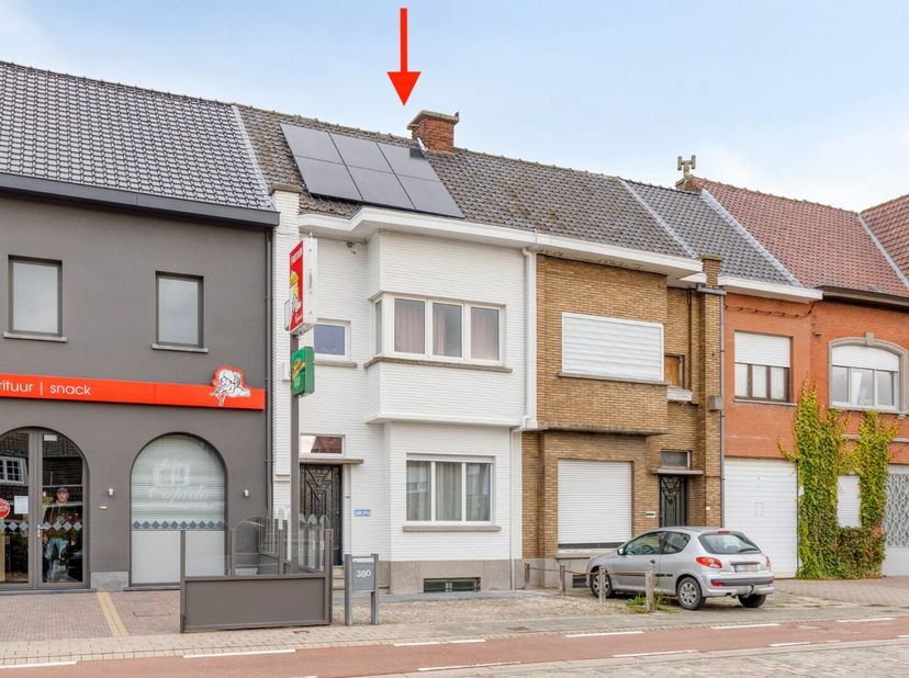 2 tot 3 slaapkamers, zonnepanelen én EPC B ...<br />
We parkeren de wagen op de oprit en stappen vervolgens de woning binnen. Via de inkomhal met trap