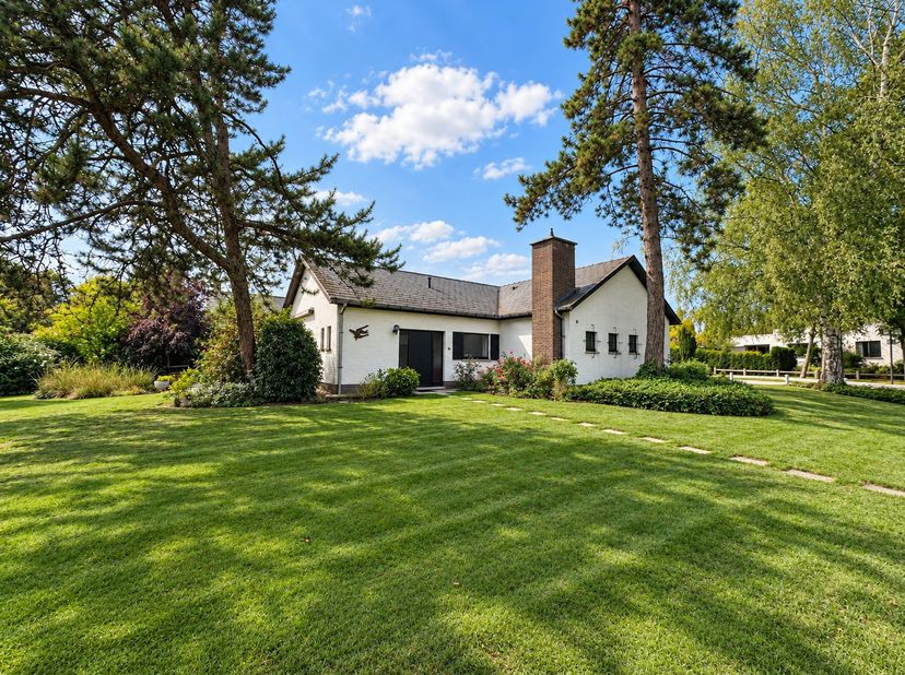 Op een mooie en rustige locatie in Drongen, op een boogscheut van de Leie, bevindt zich deze te renoveren bungalow op een ruim hoekperceel van 809 m².