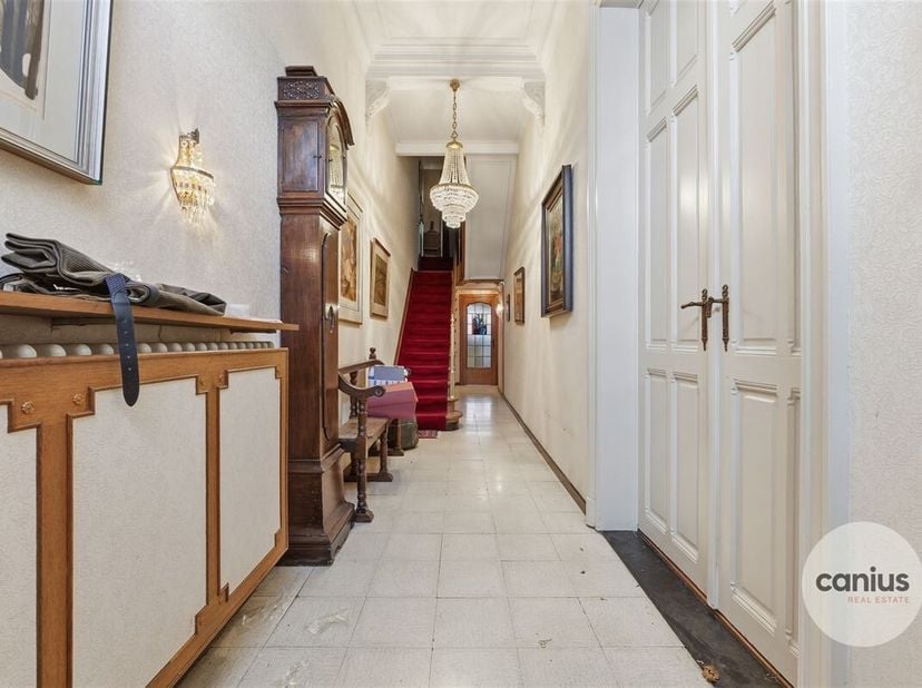 Unieke herenwoning met tal van mogelijkheden in hartje Sint-Truiden<br />
Bent u op zoek naar een uitzonderlijke eigendom met karakter en potentieel?