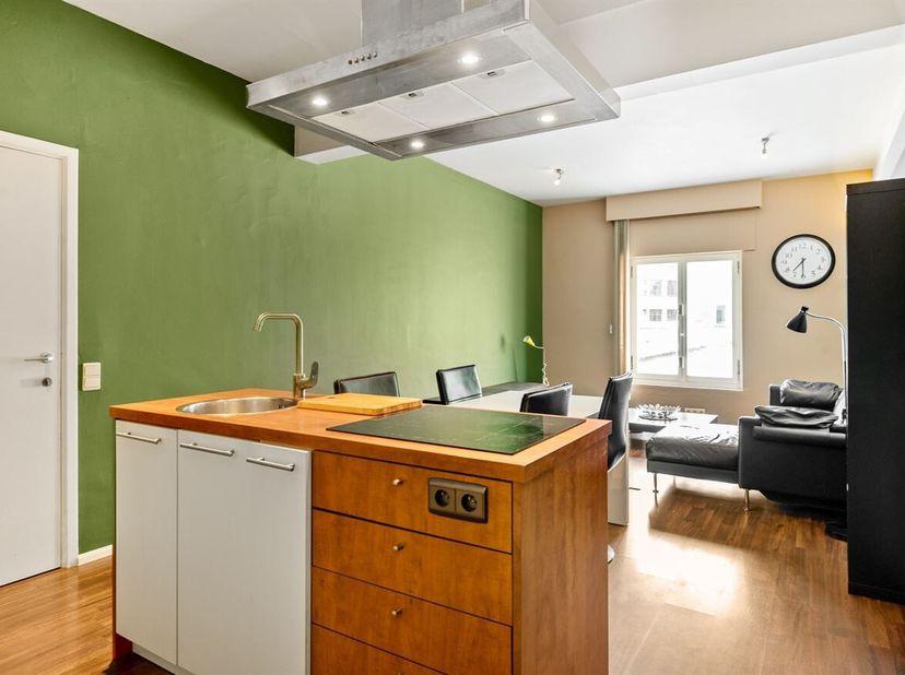 Dit aangename appartement bevindt zich op de eerste verdieping en verwelkomt je via een veiligheidsdeur die toegang geeft tot de verzorgde inkomhal. <