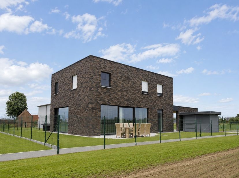 Deze prachtige, recent gebouwde woning combineert moderne luxe met een rustige, landelijke ligging en biedt alle comfort voor wie op zoek is naar een