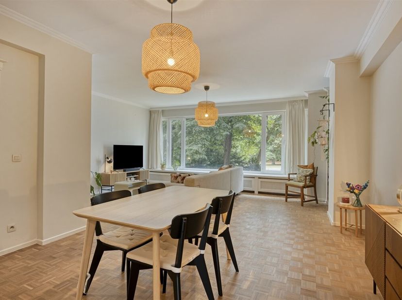 Ontdek dit instapklare appartement van 110 m², gelegen op de eerste verdieping van een verzorgd gebouw met lift. <br />
Via de ruime inkomhal met inge