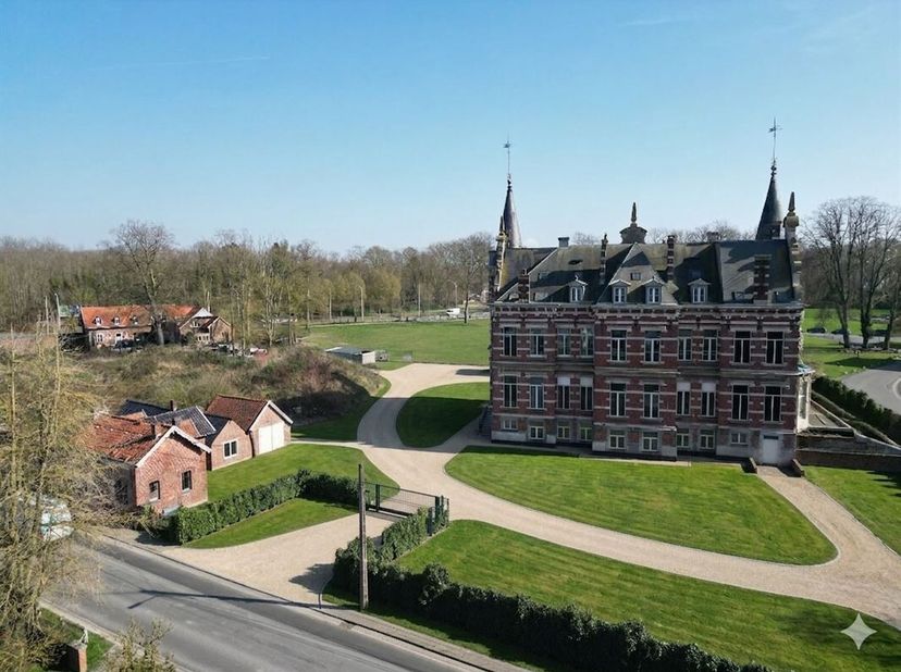 Château de style renaissant et baroque flamand construit en 1876 et érigé sur un terrain de 21.199 m2. Superficie totale exploitable de 1.920 m2 - Sur