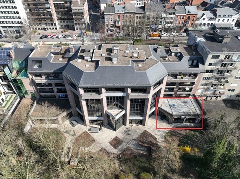 Aan het bruisende Leopoldplein, op de Hasseltse Kleine Ring, wacht dit uitzonderlijke commercieel gelijkvloers op zijn nieuwe bestemming. Op de plek w