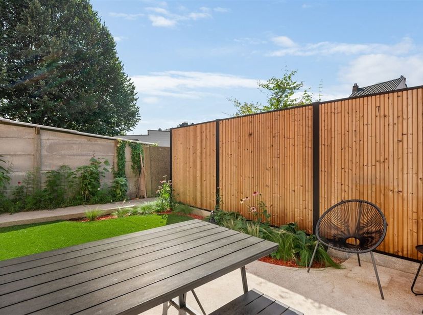 Maison rénovée de 3 pièces dans un emplacement de choix !<br />
Situation : Très bien située, à distance de marche du centre de Herentals, de la natur