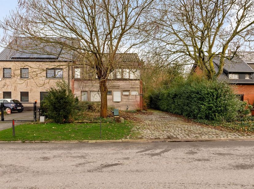 Te renoveren HOB met paardenstallen en ca. 12.800 m² landbouwgrond te Hoogboom<br />
Deze halfopen bebouwing gelegen in een rustige woonwijk biedt de