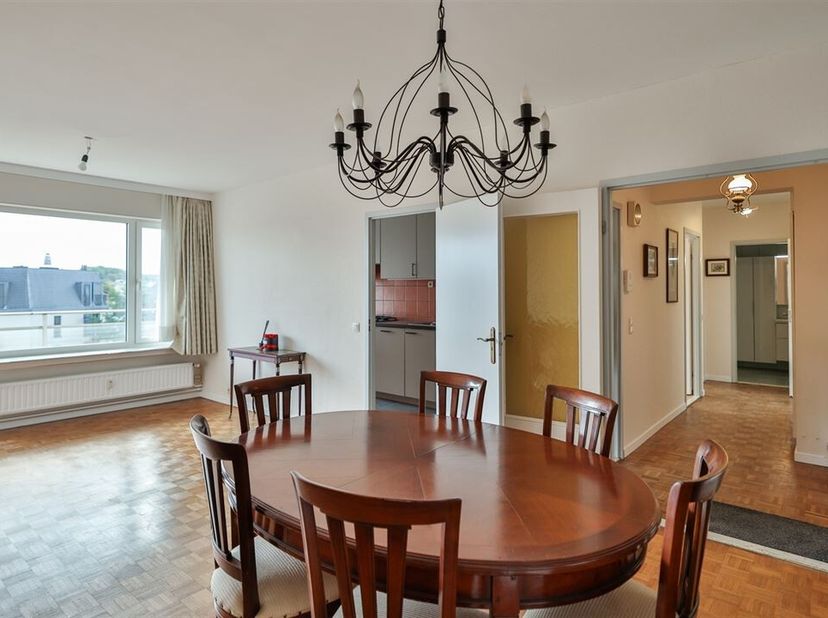 IN OPTIE!<br />
Op t Zuid in Antwerpen, in de Brederodestraat, bevindt zich dit aangename appartement met twee slaapkamers en een ruim terras. <br />