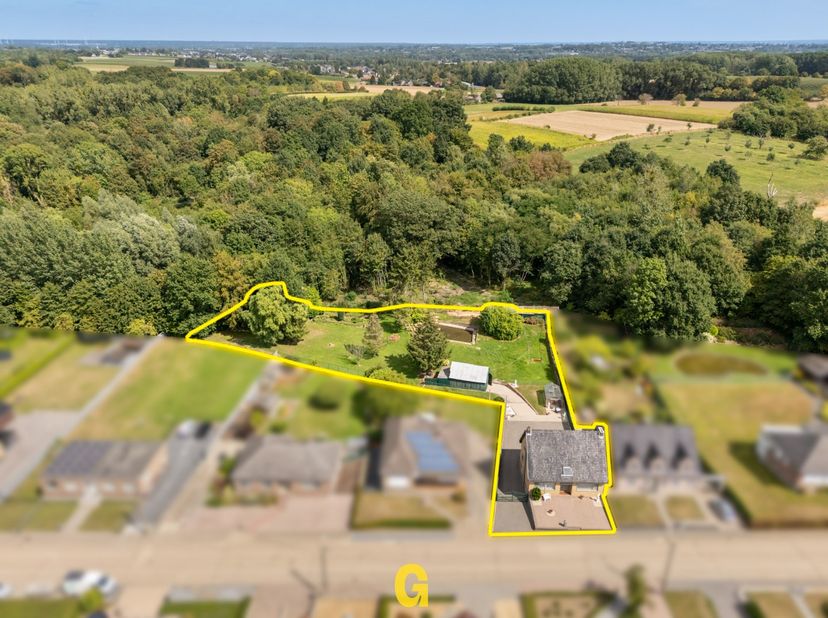 Langs de Hernerweg, ter hoogte van nummer 82, bevindt zich deze goed verzorgde halfopen woning met achterliggende gronden, op een totale oppervlakte v