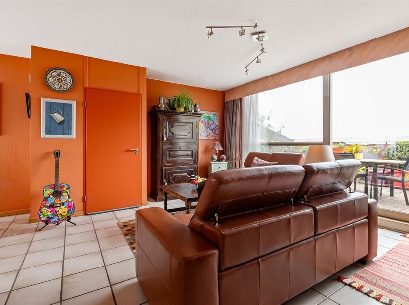 Ligging: Dit appartement bevindt zich op een rustige locatie met vlotte verbindingen naar Antwerpen en omliggende gemeenten. Winkels, scholen, openbaa