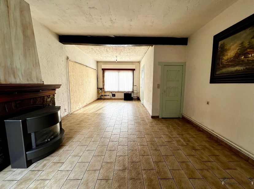 MAISON MITOYENNE À RÉNOVER À HAMME<br />
<br />
Le bien dispose d'une surface habitable de 80 m² et d'une superficie au sol de 138 m².  Le toit a été