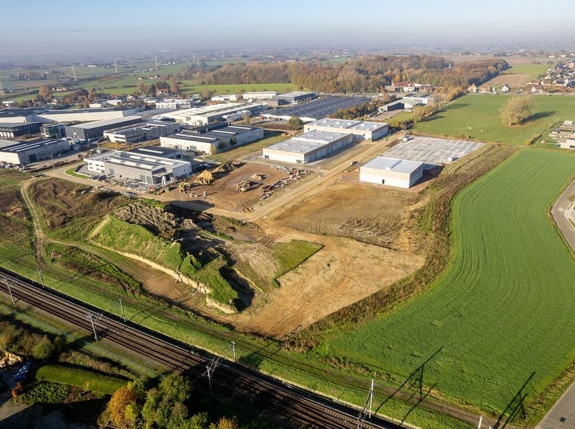 Strategisch gelegen perceel industriegrond van 1.938 m² te koop binnen de nieuwe ontwikkeling ‘THEA’. Het bouwrijpe en genivelleerde terrein grenst aa