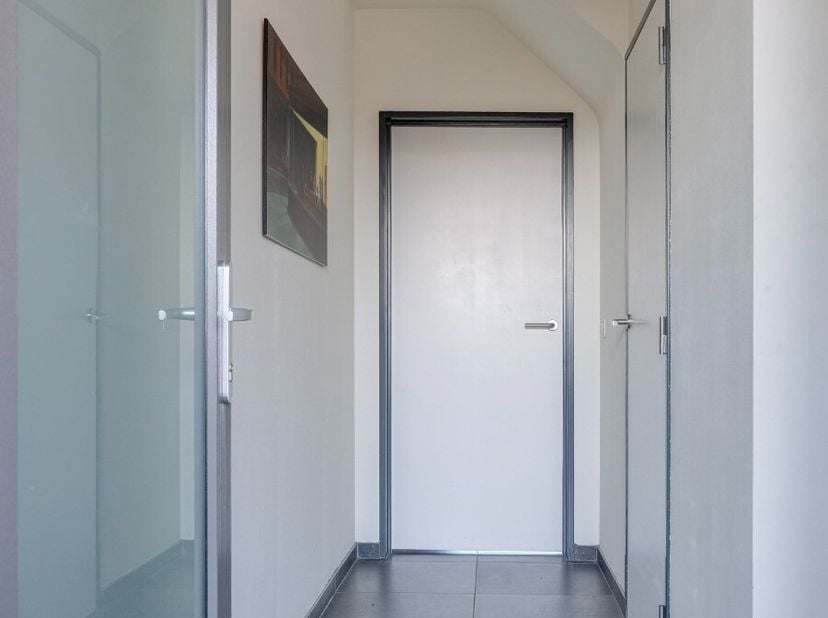 Ruim instapklaar duplex appartement (156m²) in Kleine-Brogel.Dit moderne appartement biedt vier volwaardige slaapkamers en is volledig instapklaar. Da