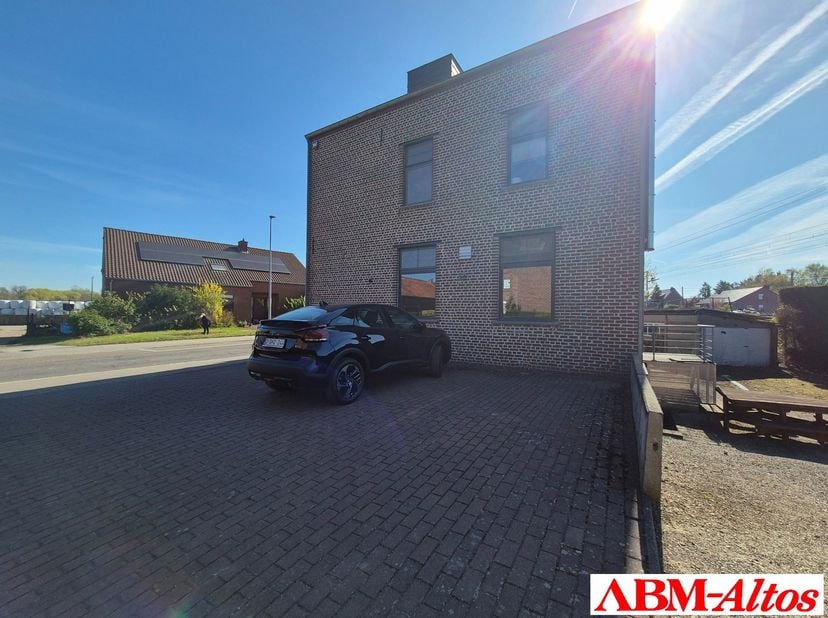 <br />
<br />
<br />
Te koop: modern kantoorgebouw met een totale oppervlakte van ca. 340 m², perfect gelegen voor een dynamisch bedrijf dat comfort,