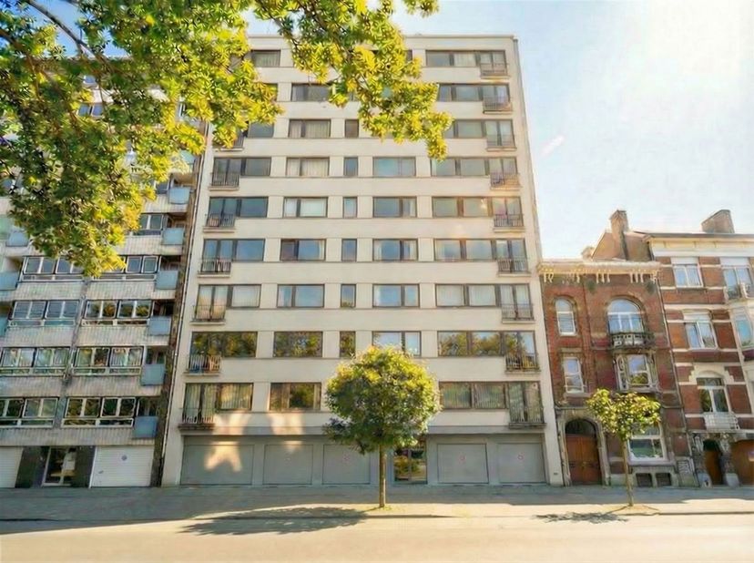 Dans le quartier des Vennes, un appartement 3 chambres de +-111m2 avec un emplacement de parking couvert,  idéalement situé face à Belle-Ile et proche