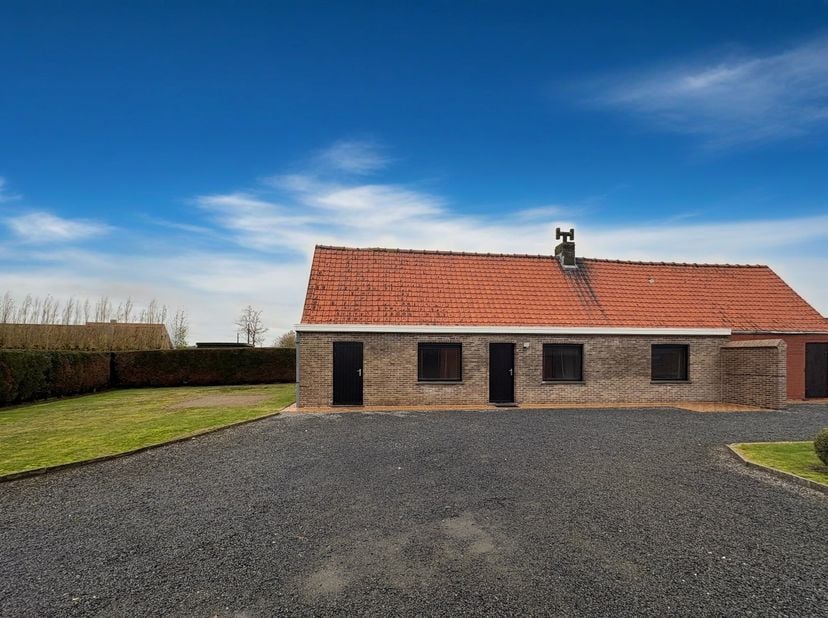 Algemeen<br />
Verlang je naar het geluid van vogels in plaats van voorbijrazend verkeer? Deze halfopen bungalow ligt verscholen in de groene, landeli