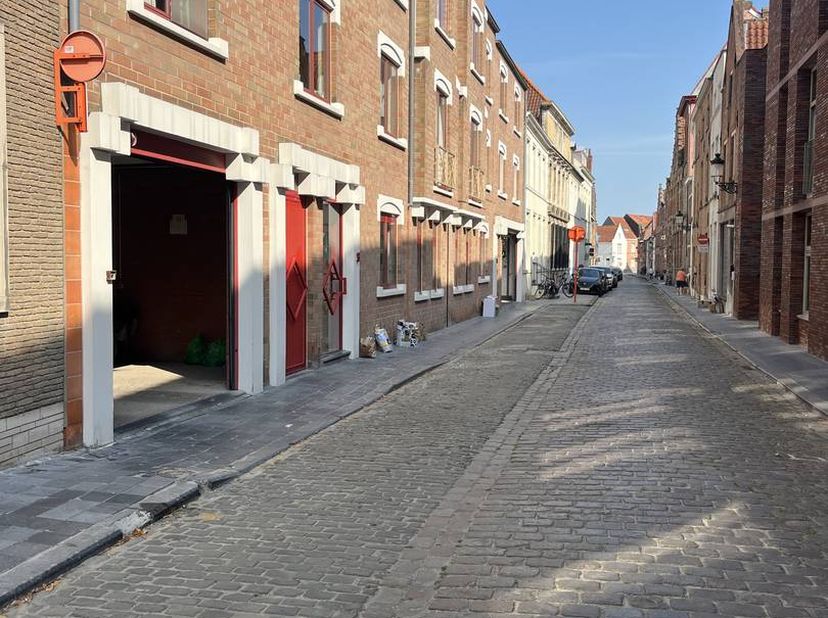 Bovengrondse garagebox te koop in het centrum van Brugge. De garage is gelegen in een kleinschalig en overzichtelijk garagecomplex, bereikbaar via de