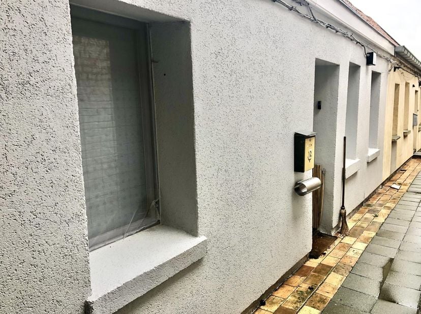 Charmante woning<br />
Deze woning is te bereiken via een steegje en omvat op het gelijkvloers een leefruimte, halfopen keuken met eetruimte, badkamer