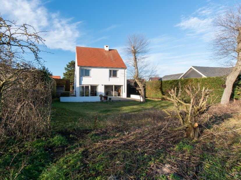Villa orientée sud avec 4 chambres sur 999 m² située dans la Ranonkellaan à Koksijde, à proximité d'une réserve naturelle protégée. La villa a été con