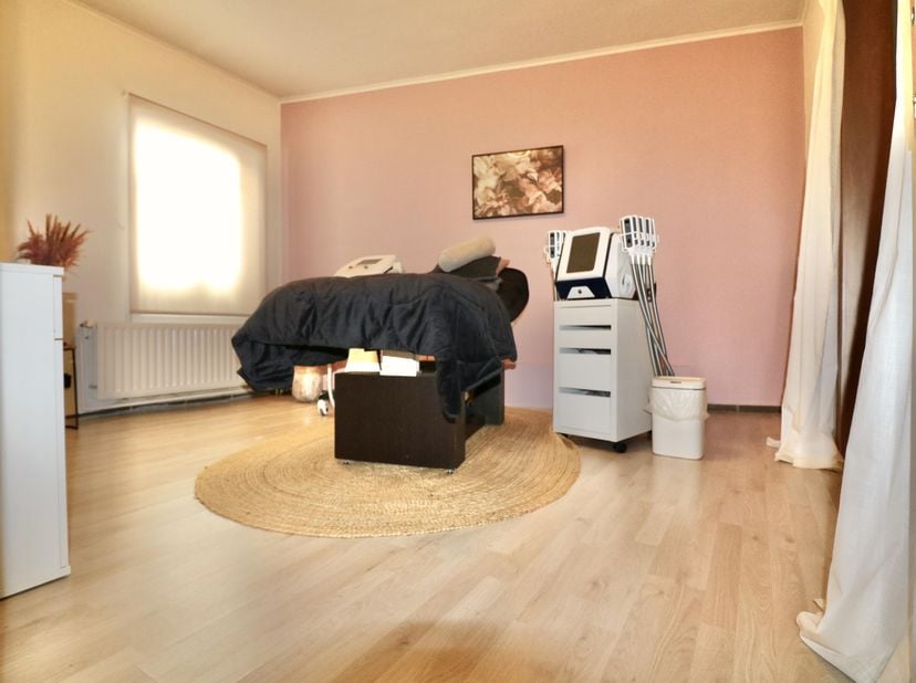 Bent u op zoek naar een professionele locatie voor uw praktijk of kantoor?<br />
<br />
Dit instapklare handelspand biedt tal van mogelijkheden en is