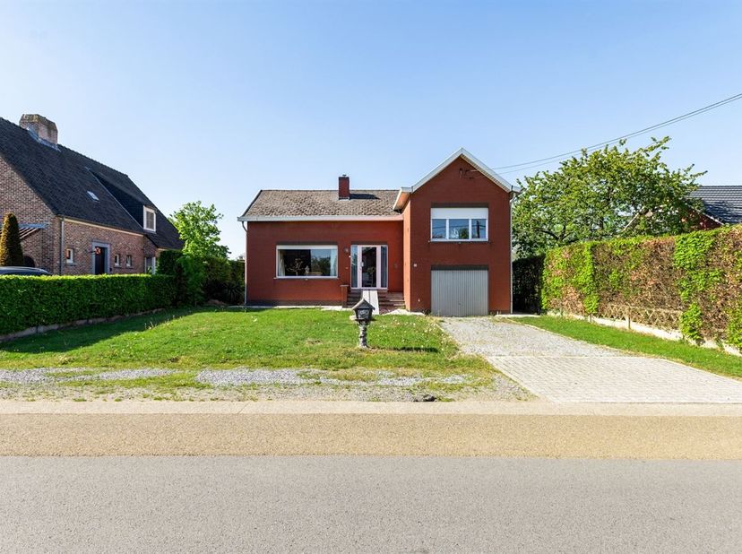 Maison individuelle avec 4 chambres sur un beau terrain d'environ 1.500 m², où l'espace et l'intimité sont au centre des préoccupations.<br />
Avec un