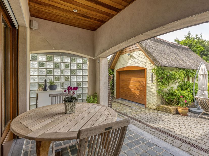 Gelegen langs de Oudenaardsesteenweg in Kortrijk vinden we deze charmante alleenstaande villa op een perceel van 706 m². De woning combineert een cent