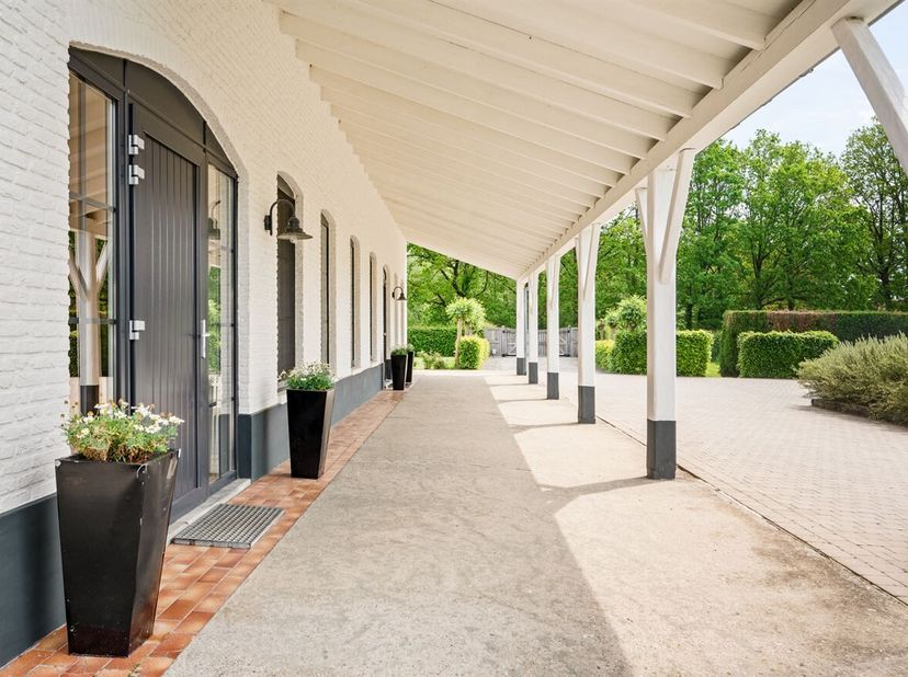 Prachtige hoeve met een vergund bijgebouw van 186m² op een uniek perceel van maar liefst 39.900m². Gelegen in het groen, in een doodlopend straatje en