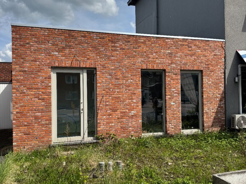 Op zoek naar een ruime handelsruimte met uitstekende zichtlocatie? Dit handelshuis van 215 m² bevindt zich op een uitstekende locatie aan de rotonde v