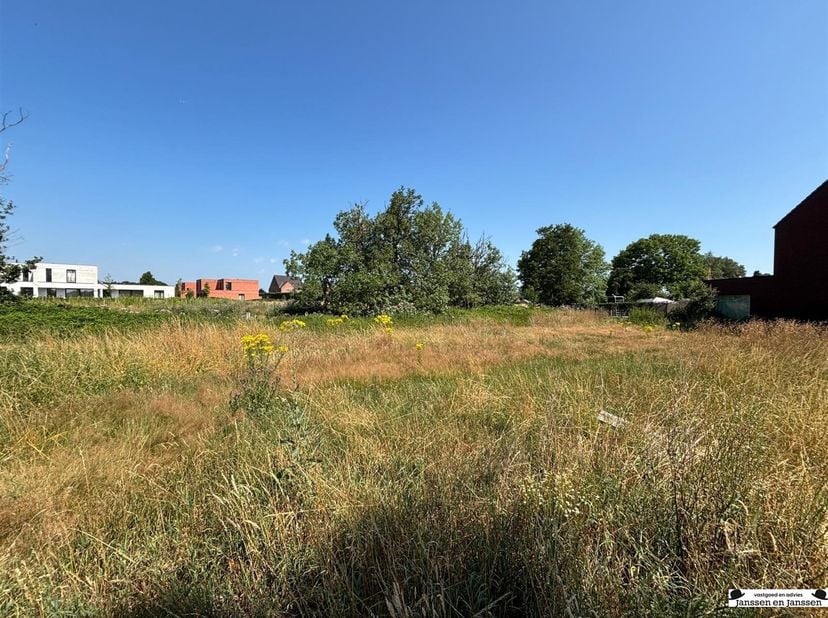 Grand terrain à bâtir pour une construction ouverte d'une superficie de 1 517 m²<br />
<br />
Vous recherchez l'emplacement idéal pour réaliser la mai