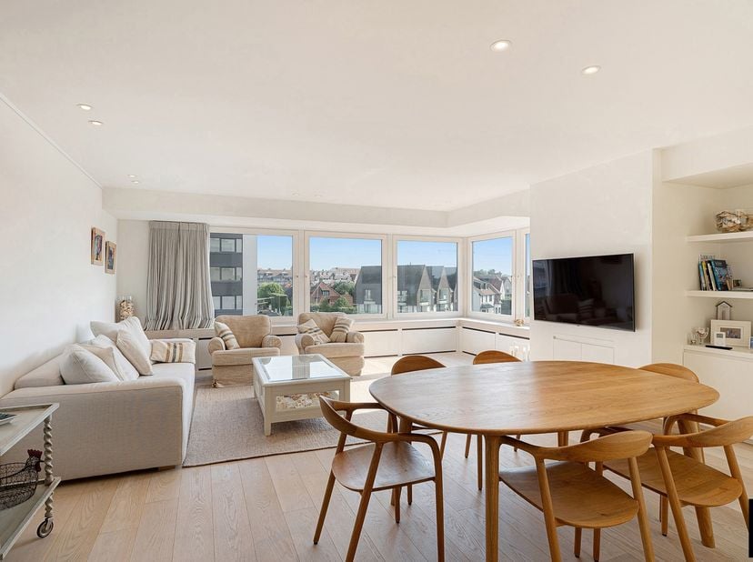 Gelegen in een centraal en vlot bereikbaar hoekgebouw aan het Burgemeester Frans Desmidtplein, geniet dit hoekappartement van een open zicht, veel lic