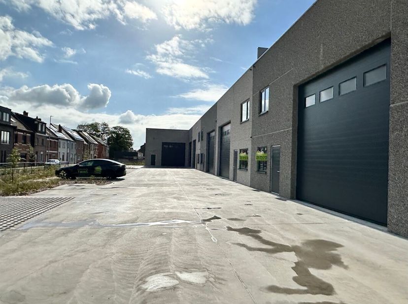 Nieuwbouw magazijn te huur 190 m² te Sint-Gillis-bij-Dendermonde (Unit 5). In een recent ontwikkeld en verzorgd magazijnenpark bieden wij deze nieuwbo