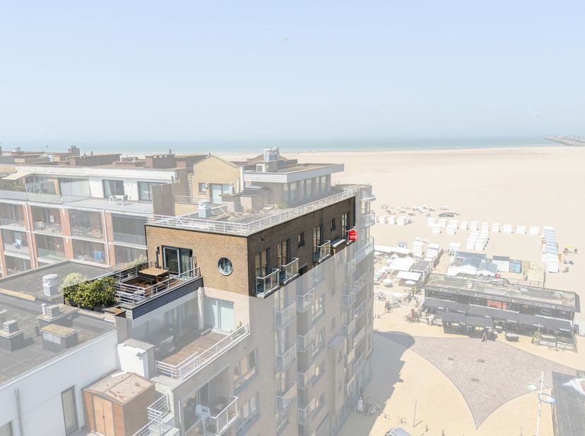 Ontdek dit prachtig afgewerkte hoekappartement op de zesde verdieping in Zeebrugge, waar u geniet van een open, lichtrijke leefruimte en een prachtig