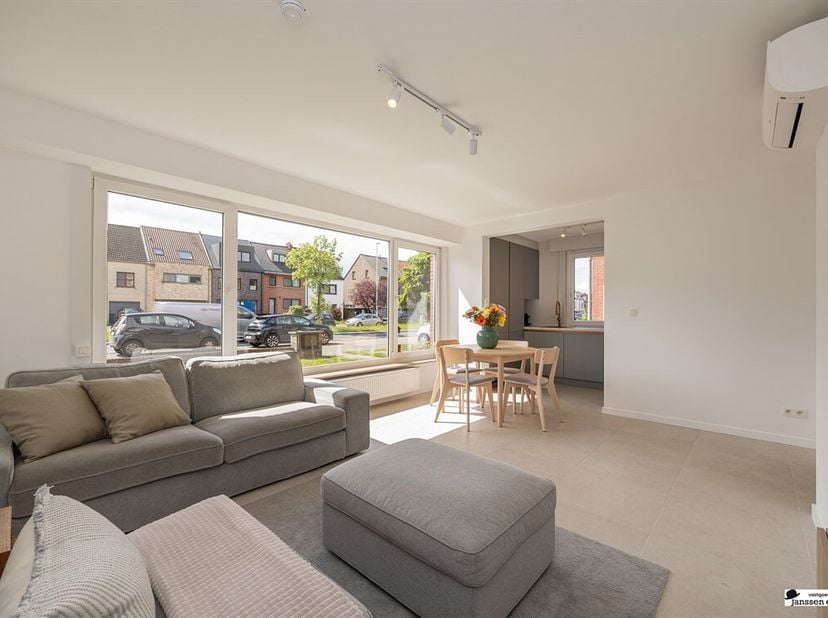 Dit instapklare gelijkvloers appartement werd rond 2025 volledig gerenoveerd en bevindt zich op een uitstekende, centrale locatie in Schoten, vlakbij