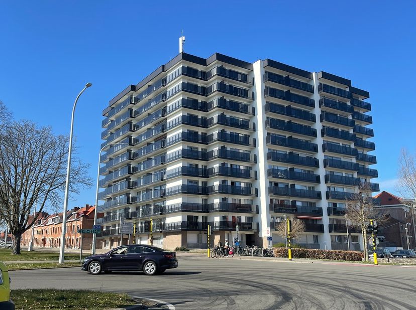 <br />
Dit lichtrijke 1-slaapkamerappartement is gelegen in een recent gerenoveerd appartementsgebouw op de hoek Kapucijnenvoer/ring van Leuven, een b