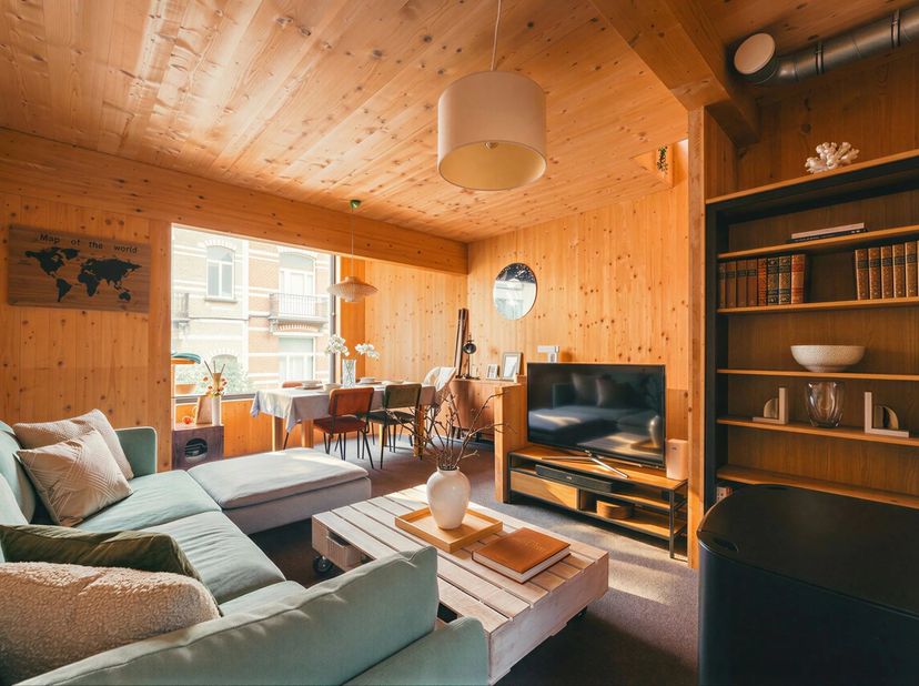 Victoire-Junot presenteert dit charmante passieve woning van ongeveer 75 m², volledig gebouwd in hout in 2019. Het bestaat uit een woonkamer/eetkamer