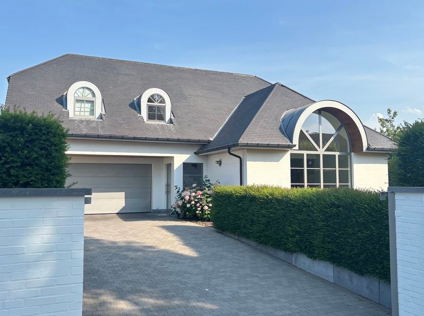 Lichtrijke villa op 19,96 are met EPC A, privacy en open uitzicht<br />
Op een prachtig perceel van 19,96 are in Brustem bevindt zich deze lichtrijke