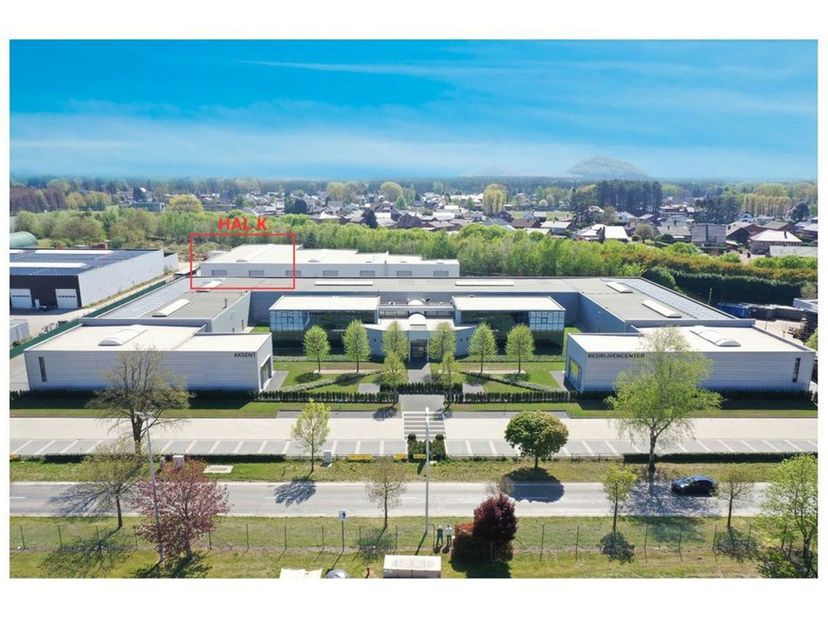 Recent magazijn van 1050m² met laadkade, gelegen op het industrieterrein van Opglabbeek. Zeer goede verbinding met de E314 (Brussel - Genk - Aken).<br