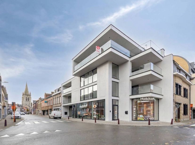 Dit eigentijds project omvat één handelspand op het gelijkvloers en slechts drie exclusieve appartementen. <br />
<br />
Heel wat troeven zoals de cen