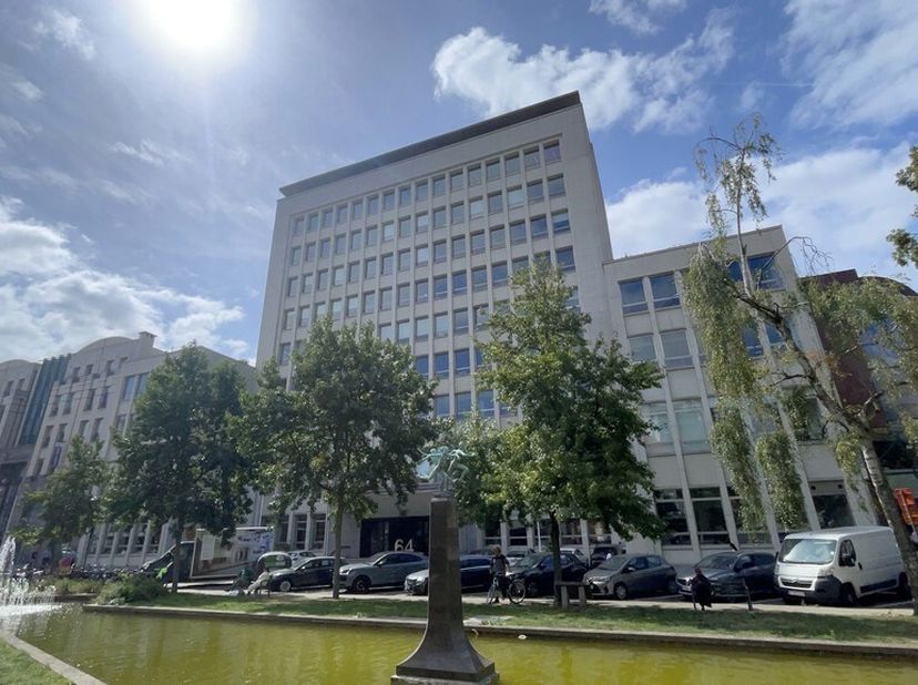161m² de bureaux au septième étage (extensible à 696m²) dans l'emblématique immeuble de bureaux WAW avec une vue magnifique<br />
Emplacement : sur la