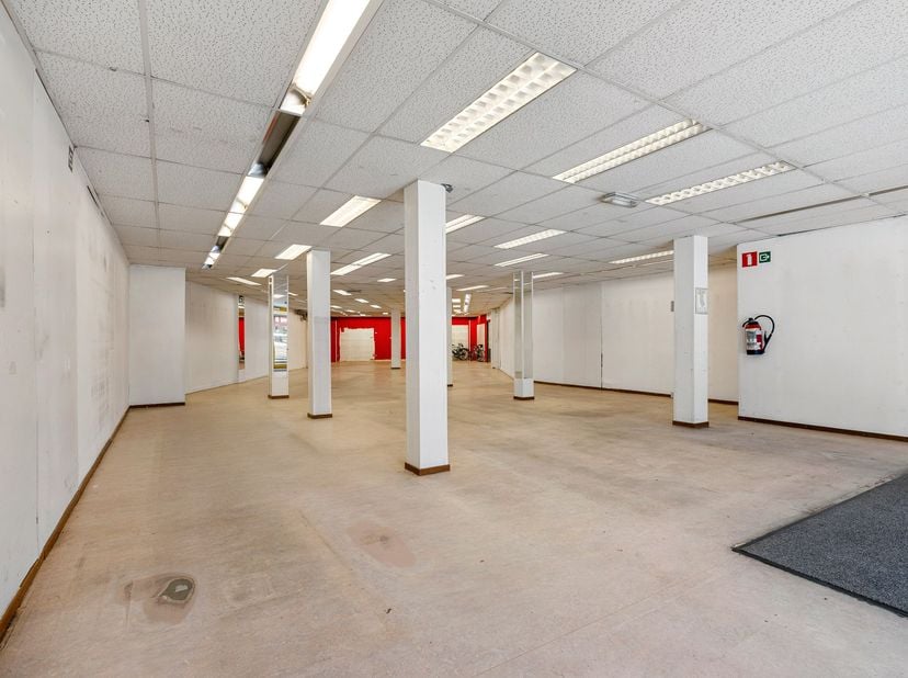Deze commerciële winkelruimte is gelegen in het centrum van Lommel. Deze winkelruimte is een uitstekende investeringsmogelijkheid voor ondernemers die