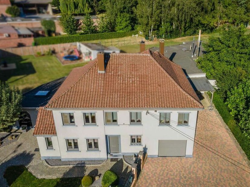 Riante woning te Vroenhoven, Burgemeester Marresbaan 1.<br />
<br />
Gunstig gelegen op de hoek van 2 gewestwegen, de N78 en N79, met vlotte bereikbaa