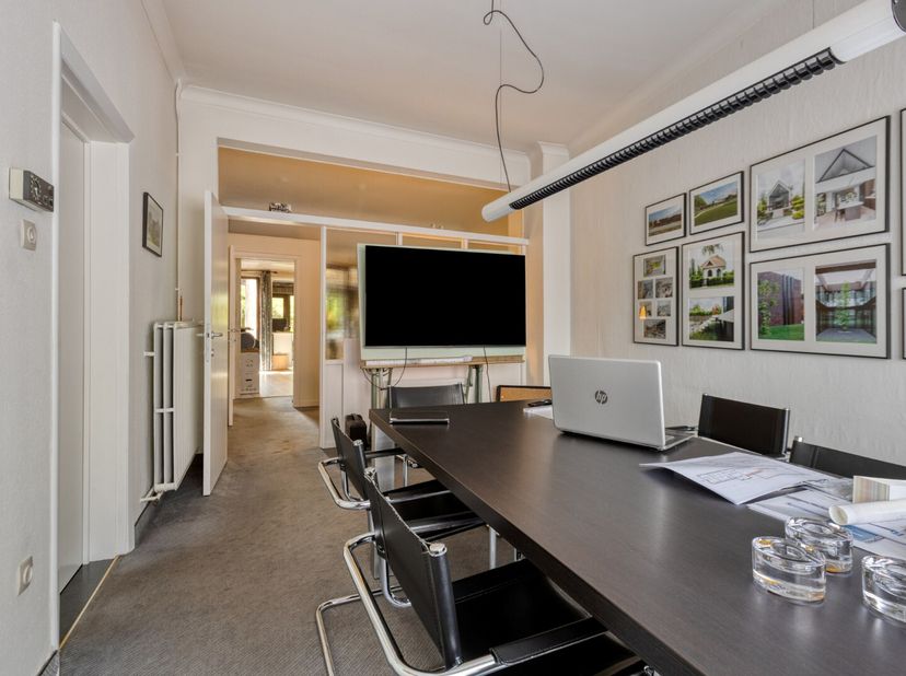 --- DE VERNIEUWING VAN HET DAK IS BEGREPEN IN DE PRIJS ---<br />
Deze woning is gunstig gelegen in het centrum van Mol, op wandelafstand van het stati