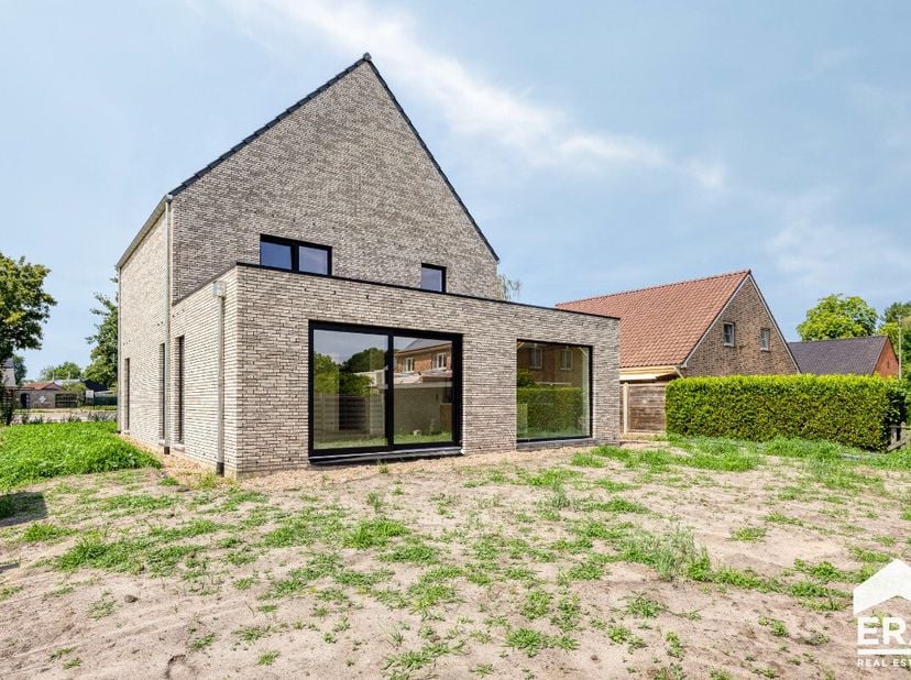 Heide-Heuvel: Vrijstaande woning met ruime lichtrijke leefruimte gebouwd volgens landelijke architectuur. Praktische indeling waarbij gebruik gemaakt