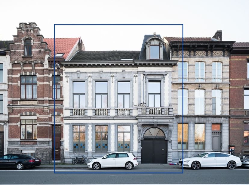 Neoclassicistisch herenhuis (438 m²) met een zuidwest gerichte tuin en een praktisch bijgebouw.&amp;nbsp;<br />
<br />
Deze karaktervolle eigendom (BJ 189