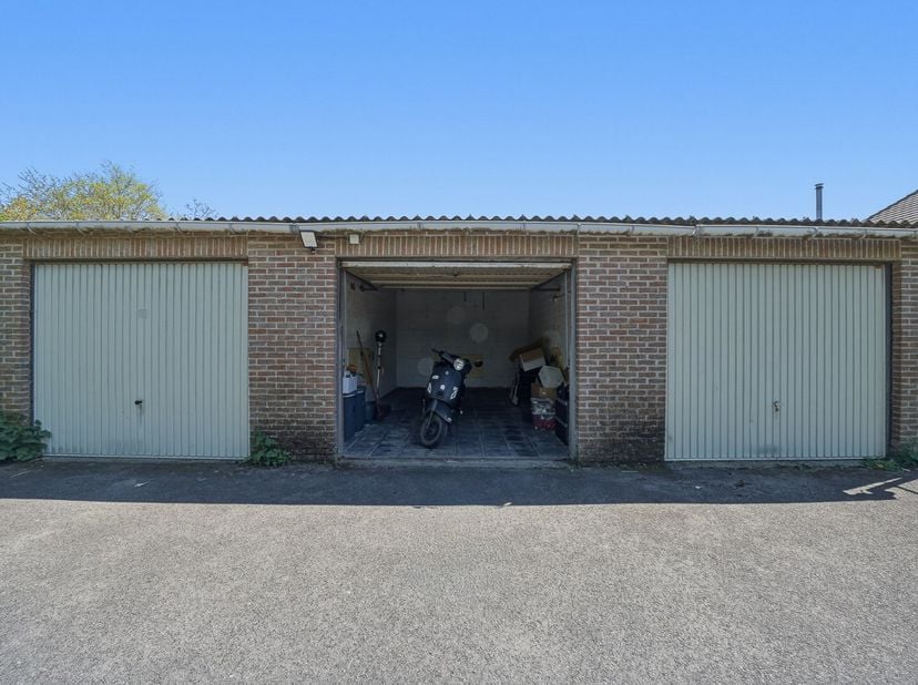 Op zoek naar de perfecte parkeeroplossing in Oudenburg? Dan is dit uw kans!<br />
<br />
In het centrum van Oudenburg bevindt zich deze ruime garagebo