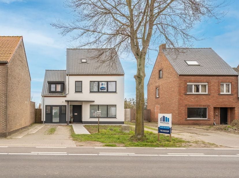Deze recent gerenoveerde open bebouwing combineert een uitstekende bereikbaarheid met hedendaags wooncomfort en is werkelijk volledig instapklaar. De