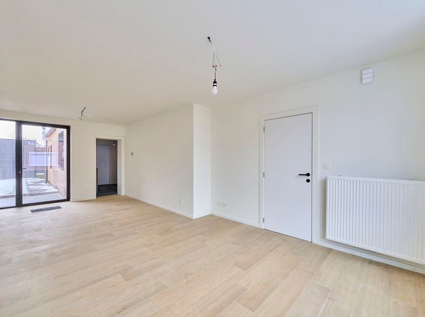VOLLEDIG GERENOVEERDE WONING MET EEN RUIME BEWOONBARE OPPERVLAKTE<br />
Deze volledig gerenoveerde woning is gelegen in Lozen (Bocholt) nabij de grens