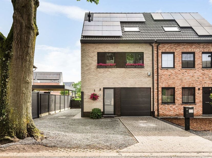 Locatie: <br />
Deze perfect onderhouden woning van 2020 is gelegen in de Karel Uytroevenlaan 29 in het centrum van Sint-Antonius (Zoersel). Dankzij d